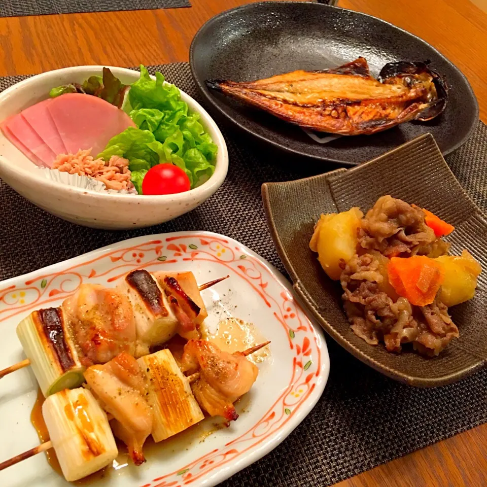 Snapdishの料理写真:グリルで焼き鳥
肉じゃが
玉ねぎのお味噌汁
サラダ
あじの開き|あやみっきーさん