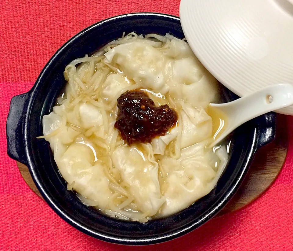 小鍋ちゃん（╹◡╹）餃子ともやし💖
味付けは鶏ガラスープの素とほんだしにお醤油🤗三升漬けの佃煮のっけ✌️辛旨💖💖💖👍|はみちゃんさん