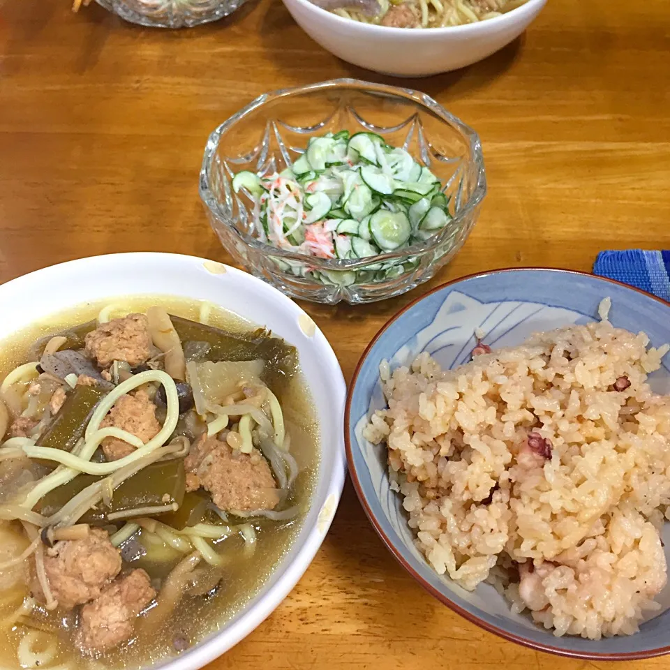 Snapdishの料理写真:タコの炊き込みご飯、キュウリとカニかまのサラダ、新玉スープに麺を入れて*\(^o^)/*|すかラインさん