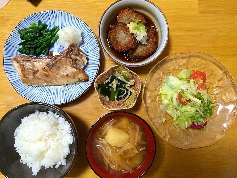 ぶりかま酒蒸し、れんこんの揚げ出し、わかめのお浸し、お味噌汁、自家製イタリアンドレッシングサラダ|いちごさん