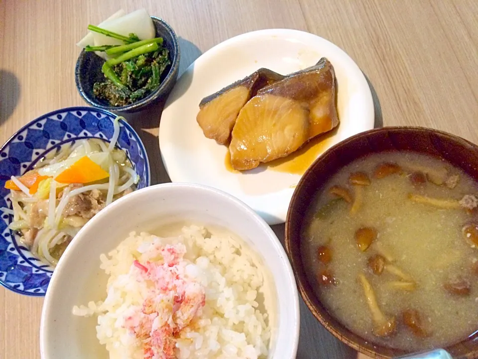 Snapdishの料理写真:夜ゴハン ぶりの照り焼き、白菜と豚肉のしょうがとろとろ煮、ほうれん草の胡麻和え、畑で採れたて蕪の浅漬け、なめこのお味噌汁|きむらゆりかさん