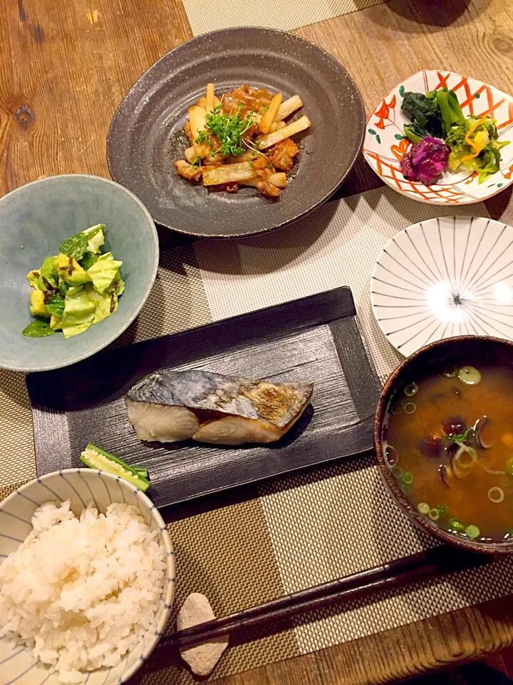 今日は、焼き魚のヘルシー和食🍚🐟🍃
鰆の塩焼き、豚バラと長芋の炒め物、アボカドとキャベツの塩昆布和え、お漬物、シジミのお味噌汁💛|まみりんごさん