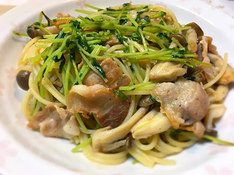 手軽にさっぱり美味しい！豆苗と豚バラの柚子胡椒パスタ ｜ Yuzu Pepper Pasta with Pea sprout and Pork belly - YouTube|こぐまさん