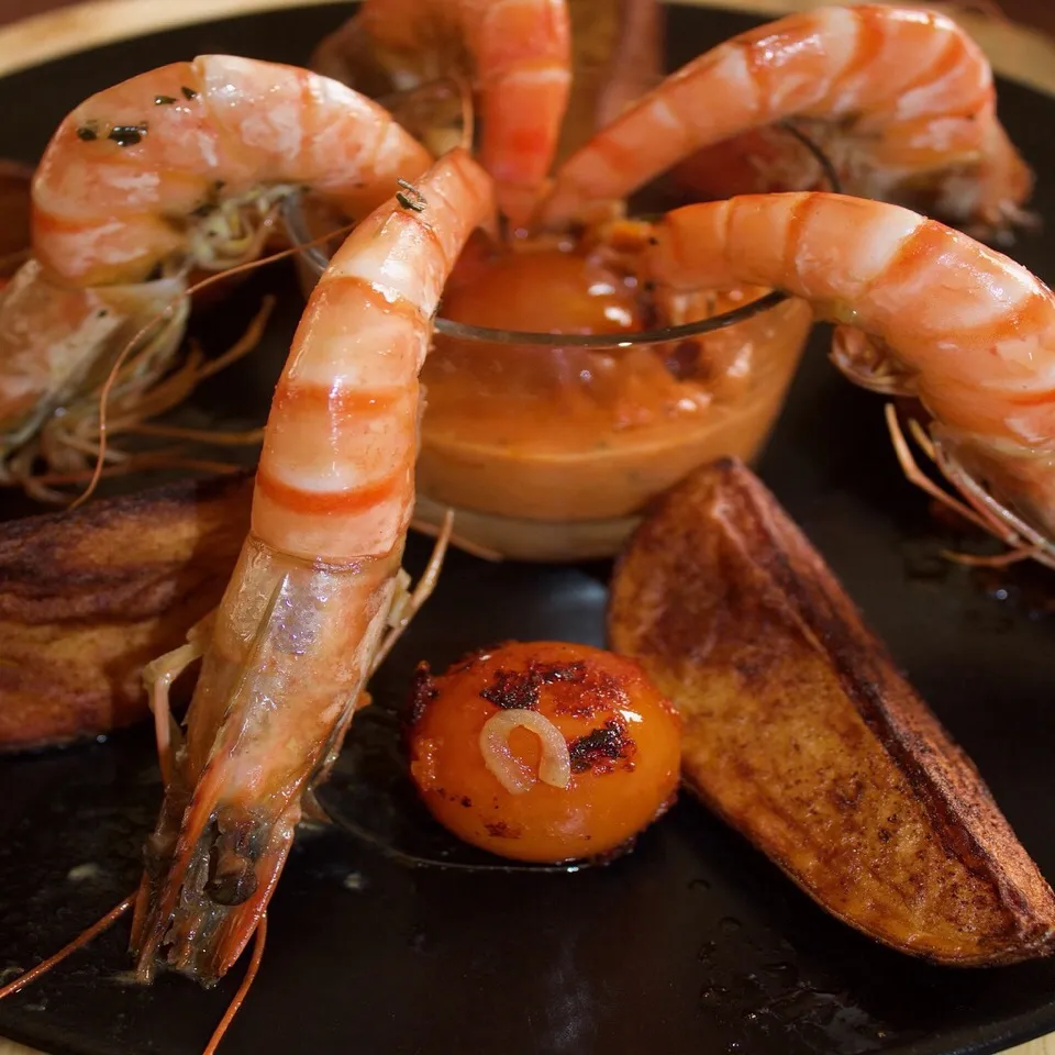 Gambas, aulx et échalotes flambées au Bas-Armagnac.
Pommes de terre fondantes, Sauce Tomate au Basilic.
Flamed Bas-Armagnac Garlics and Shalots King Prawns
Roas|PHILIPPEさん