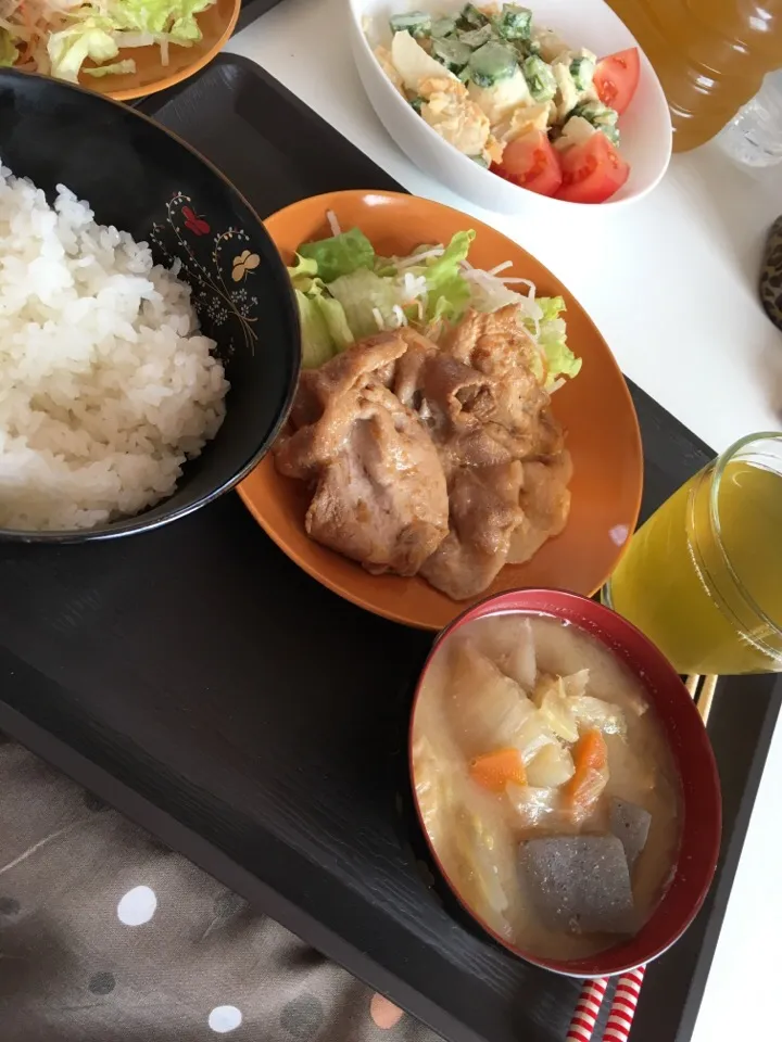 Snapdishの料理写真:生姜焼き♡豚汁♡サラダ|みいぽぽさん