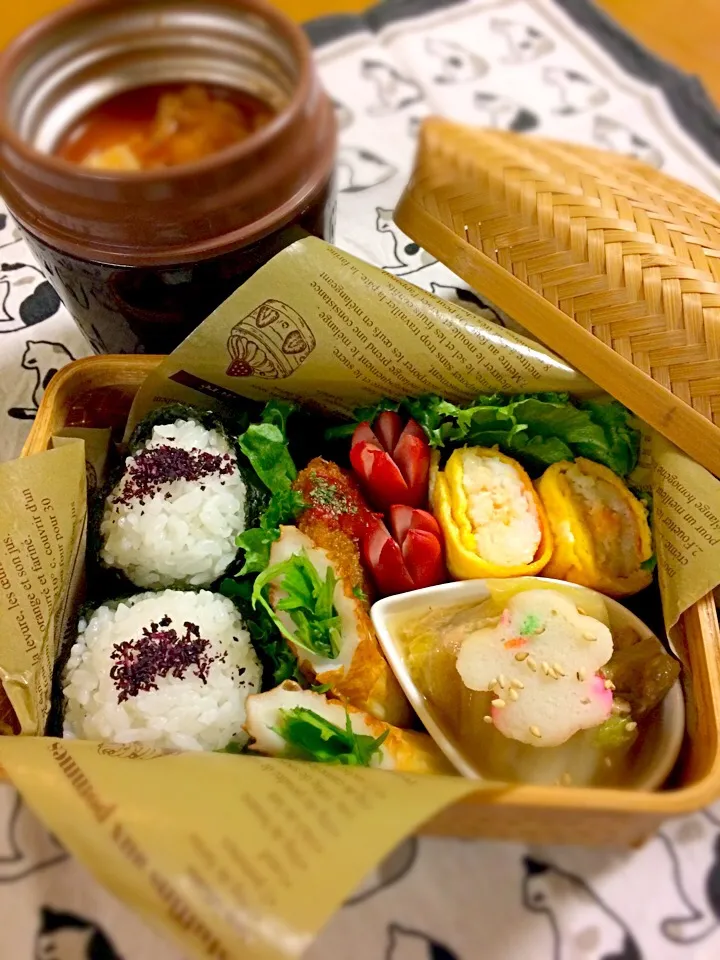 わたくし籠弁当🎶
おにぎり(昆布)
7したらば卵巻き
白菜とろりん
ウイン
コロッケ(チン)
お野菜竹輪
燃焼系トマトスープ|BooBooさん