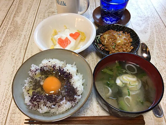 今日の男飯(＞人＜;)朝ごはんバージョン♬
しそ卵かけごはんand味噌汁and納豆andピクルスヨーグルト♬|ひーちゃんさん