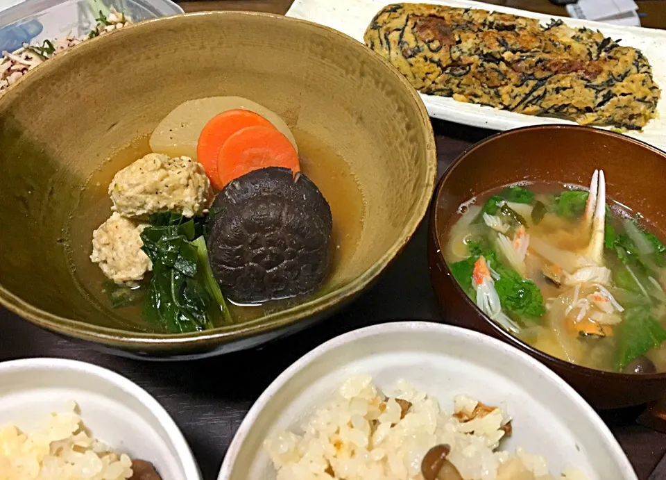 晩ごはん  鶏つくねと野菜の煮物 ひじき煮と鶏つくねの種入卵焼き 炊き込みごはん 味噌汁sp|ぽんたさん