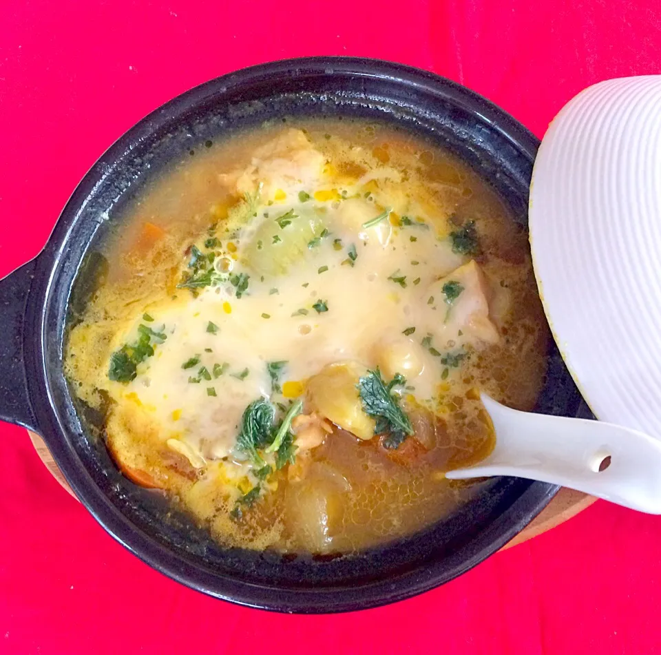 小鍋ちゃん🤗💖チーズカレー鍋✌️🎵
いつものカレーにお水を足して、鶏ガラスープの素とコンソメスープの素、ターメリックパウダーで味付け🤗とろけるチーズで旨旨カレー鍋出来たよ〜〜💖🎵|はみちゃんさん