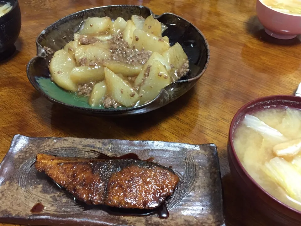 Snapdishの料理写真:お夕飯  鰤の照り焼き&大根のトロトロ煮|さんだーさん