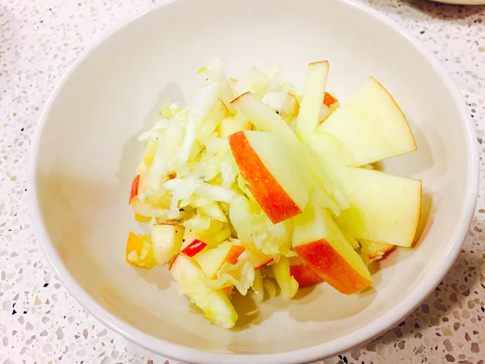 キャベツとりんごの塩レモン甘酒和え|Miyukiさん