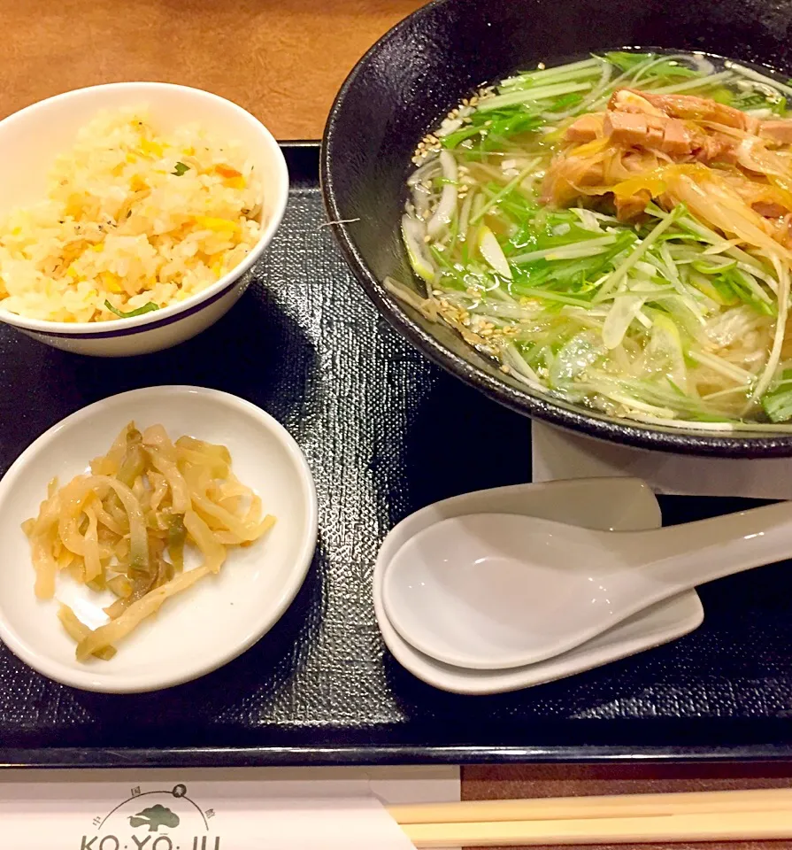 Snapdishの料理写真:ねぎ塩チャーシュー麺 ミニ炒飯(食べ放題|papicoさん