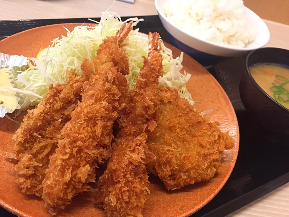 海老ひれメンチカツ定食|たぁちさん