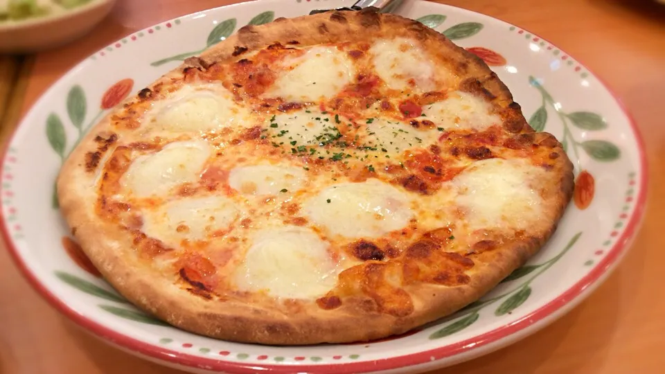 モッツァレラチーズのピザ🍕😋|アライさんさん