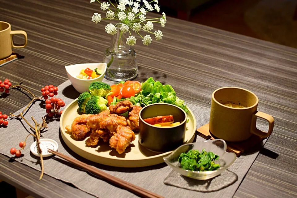 今日のおうちごはん。ヘルシー鳥の揚げ焼き、菜の花の辛子醤油和え、彩り野菜とひよこ豆の塩麹和え、さつま芋のレモン煮、焦がしニンニクのコンソメスープです。|かれんさん