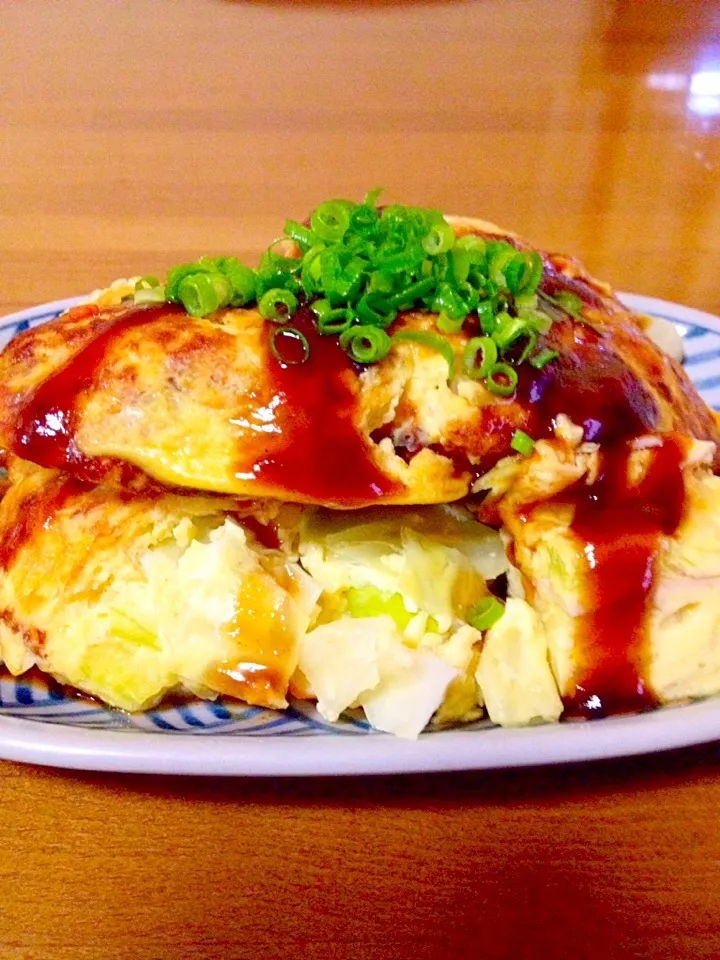 キャベツとハムのオープンオムレツ💕丸い所はカープソースでお好み焼き風😋いえいえお好み焼きだょ👍|まいりさん