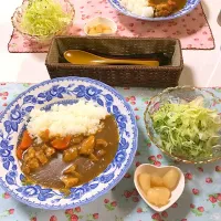 Snapdishの料理写真:チキンカレー#
キャベツときゅうりのサラダ#
カレーは、チキンに限る！|Natsukoさん