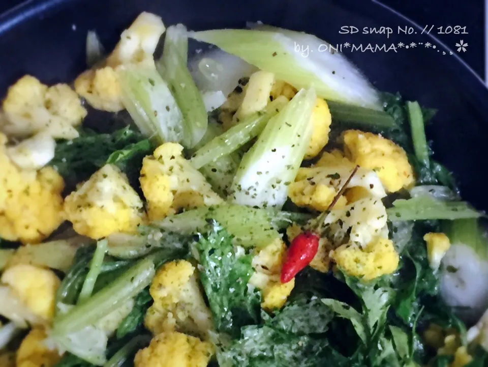 山本真希さんの料理 カリフラワーとセロリのペペロンチーノ風炒め|ONI*MAMA*さん