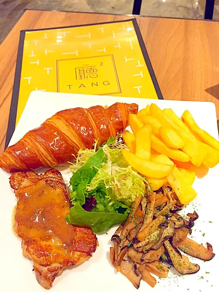 Croissants, salad & fries with chicken & mushroom|Sky Blueさん