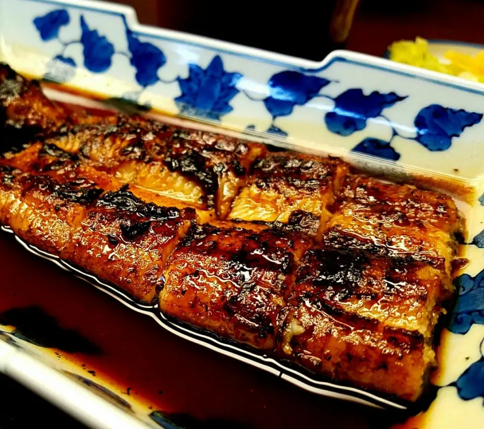 お昼　商談押して押して３時過ぎ
安定の鰻蒲焼き定食　蒸篭蒸しも良いけどこっちが鰻がちゃんとしている。|直樹さん