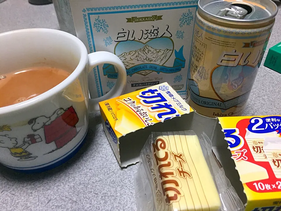 白い恋人チョコレートドリンク(ホット)、切れてるチーズ|ms903さん