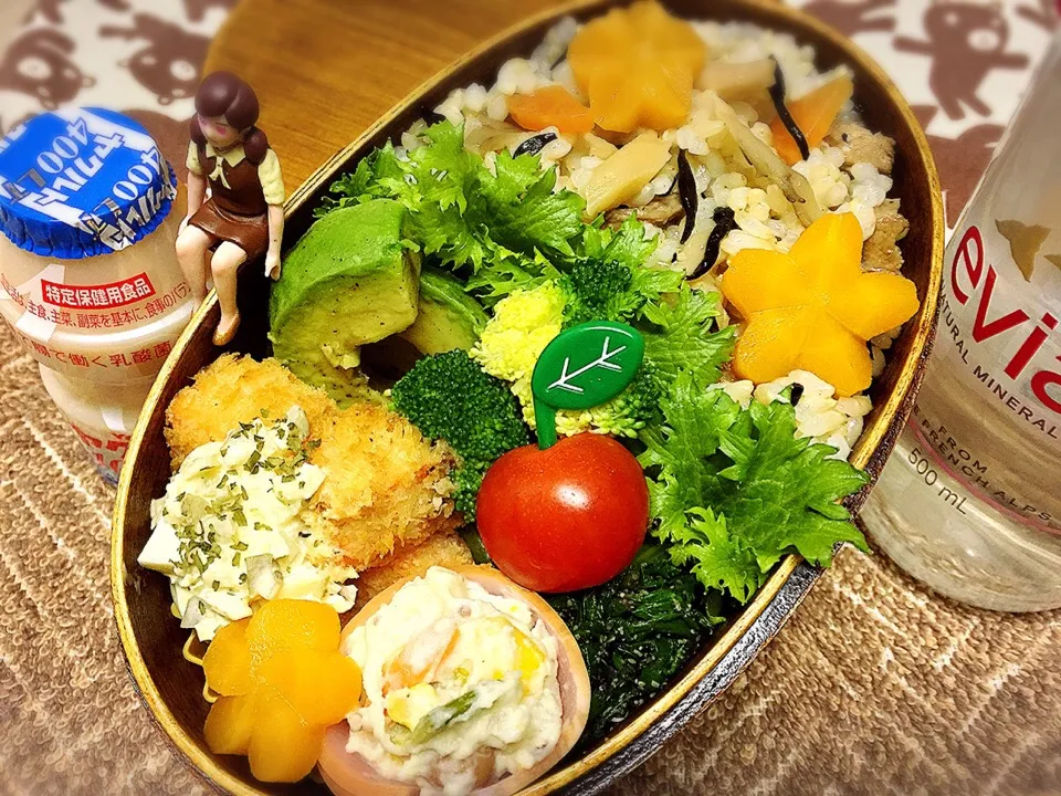 玄米ひじきご飯&サイコロサーモンフライ&特製タルタルソース&アボカド🥑バターソテー&春菊胡麻和え&ポテサラハム巻き&ブロッコリー&プチトマト&人参飾り切り&わさび菜のダーリンお弁当♪

#弁当 #フチ子 #実はお正月のサーモン刺身の残りを冷凍してました|桃実さん