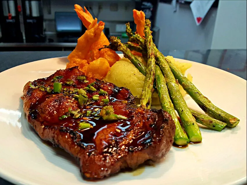 miso glazed new york strip...with wasabi mashed potatoes,grilled asparagus and tempura shrimp|chef Charlesさん