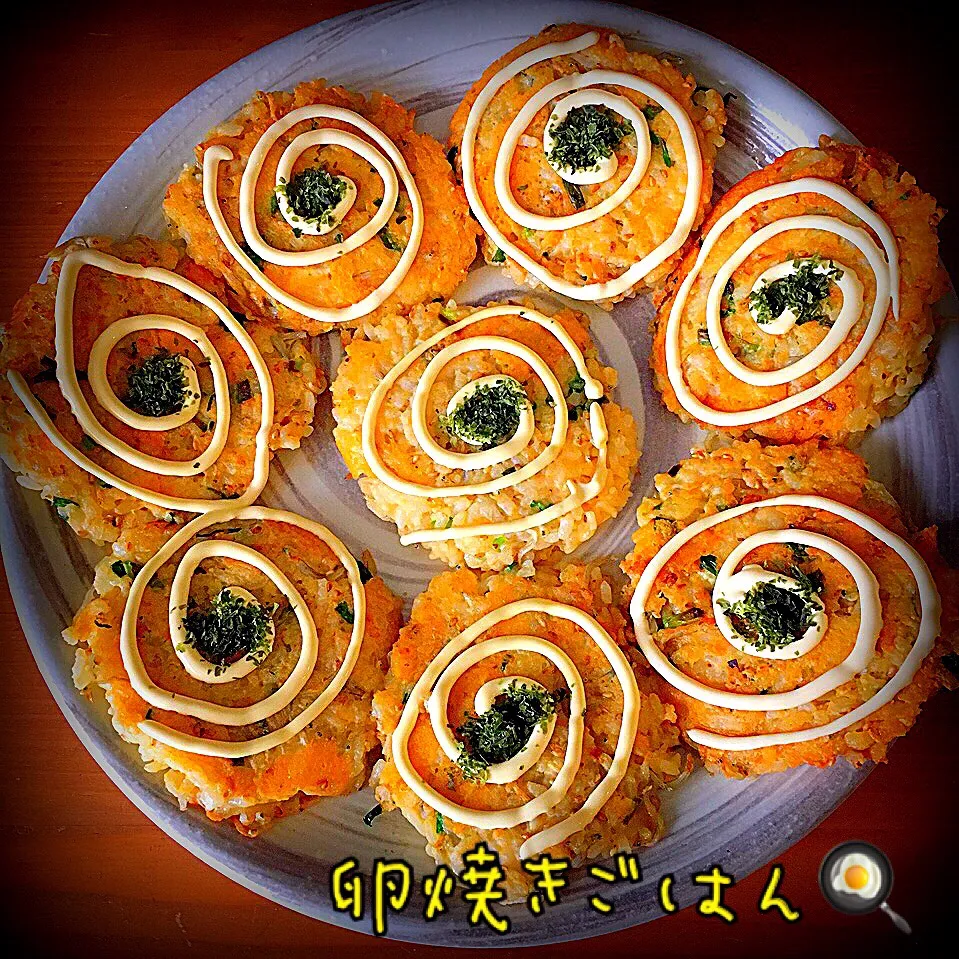 カタツムリ🐌ちゃんの卵焼きごはん🍳 おかかのせて、一味パラパラ、海苔巻いて醤油ちょいつけて手づかみで食べましたぁ💖|ともきーた (伊藤 智子)さん