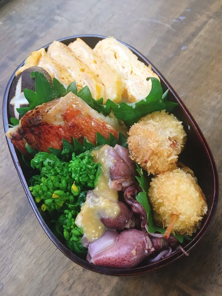 今日のお弁当
・赤魚粕漬焼
・菜の花とホタルイカの酢味噌あえ
・うずらとウインナ フライ
・だし巻き卵
・焼椎茸|akiさん