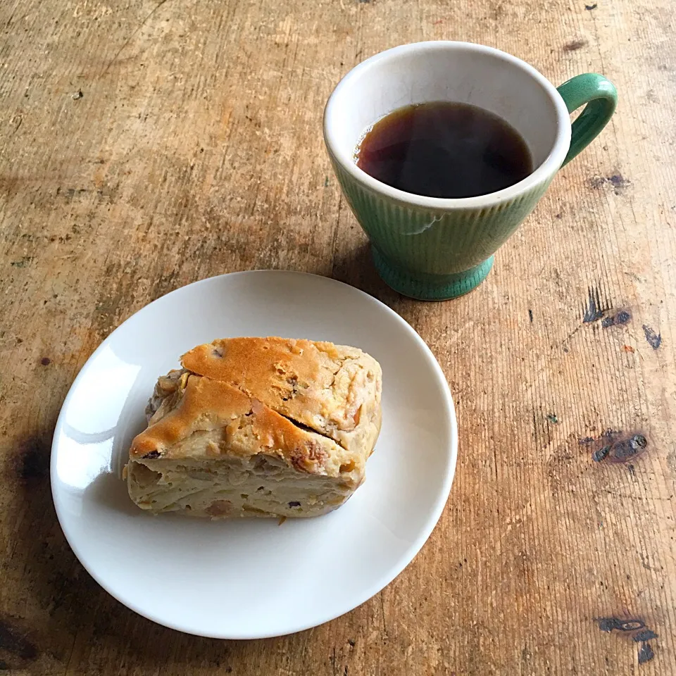 Snapdishの料理写真:食後のコーヒーとケーキ
#デザート #コーヒー #珈琲 #ケーキ #リンゴ #林檎|Yoshinobu Nakagawaさん