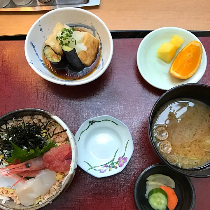 Snapdishの料理写真:鮭・帆立・たらこ五目丼/茄子と豆腐揚げ出し/味噌汁|山内博之さん