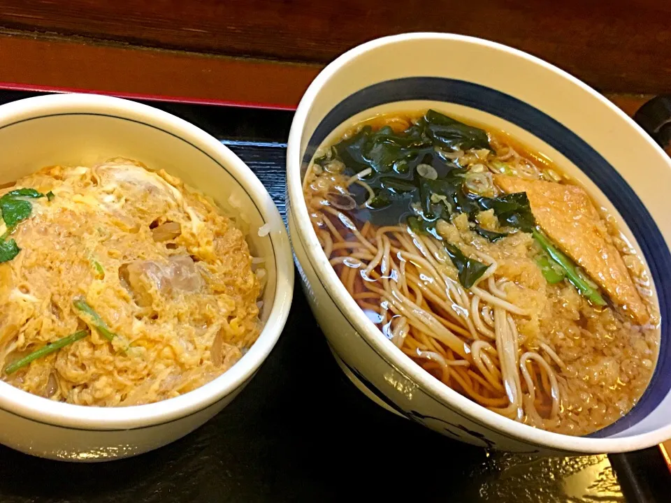 Snapdishの料理写真:立食いそば手帳 名店120［首都圏編］そば処 信州屋（渋谷）半親子丼セット 170209|ゆうじ.さん