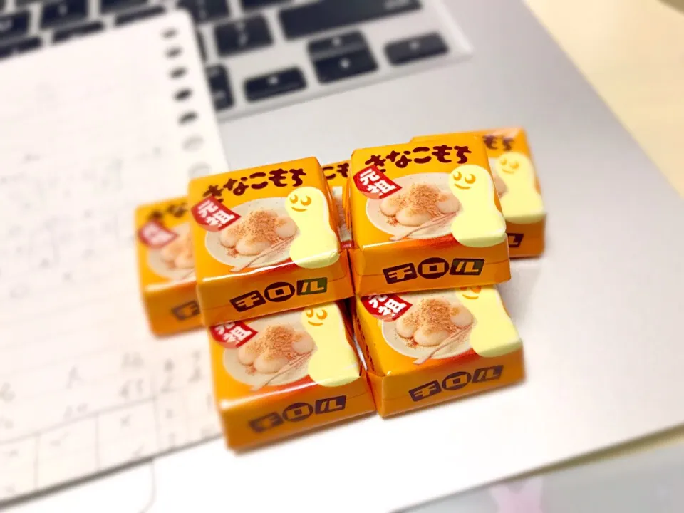 Snapdishの料理写真:チロルチョコのきなこもち♡|lalapoさん