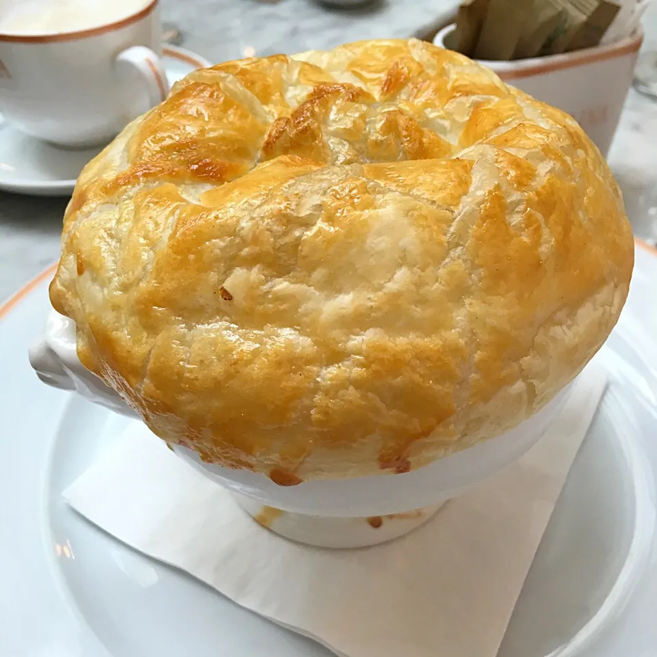 Onion soup with puff pastry|prissyさん