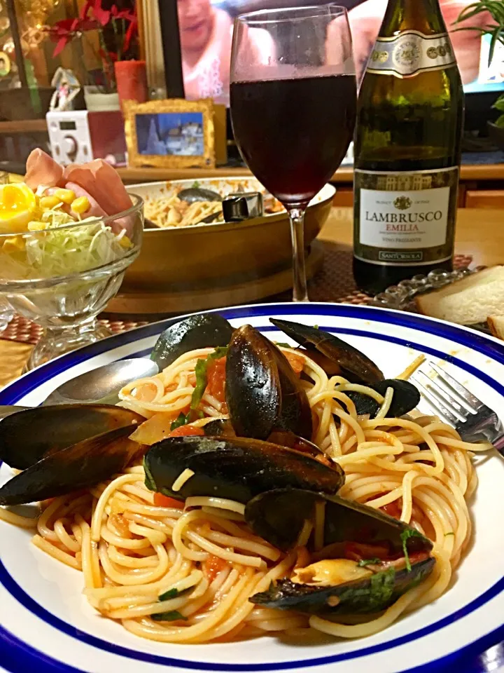 Dinner#italian seafood pasta with mussels#garlic bread#lambrusco red wine 🍷 🍽|Babyluv Cabrera Ocampoさん