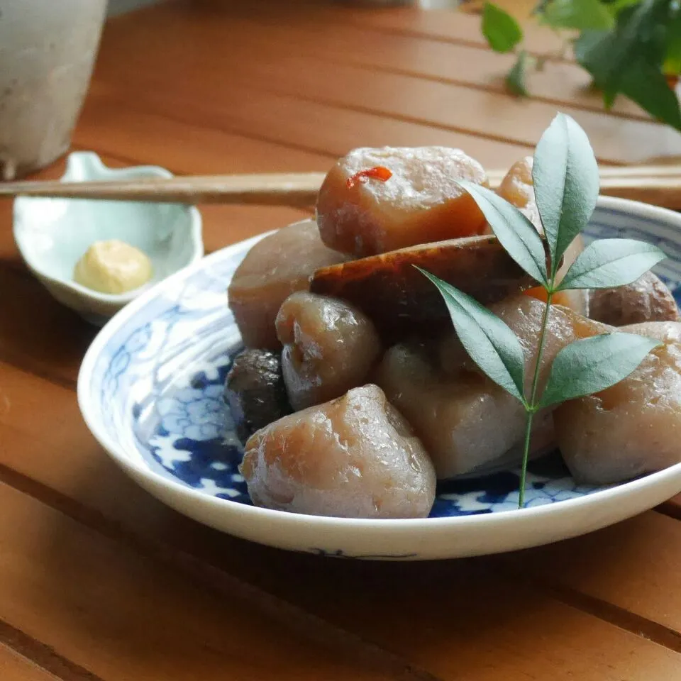 Snapdishの料理写真:蒟蒻芋からの〜こんにゃくの煮物（山形の玉コン風に溶き辛子付きで♪）|まちまちこさん