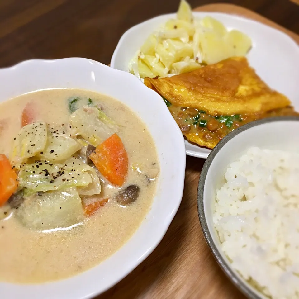 Snapdishの料理写真:2.9 ・白菜と豚肉の味噌クリーム煮 ・大人のポテサラ ・納豆オムレツ|たまさん