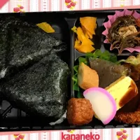 今夜の夕食！
友達と合った帰り道にあるお弁当屋さんで買ったおにぎり弁当。
ここのおにぎり最高！
(2017.02.09,20:27)|かなさん