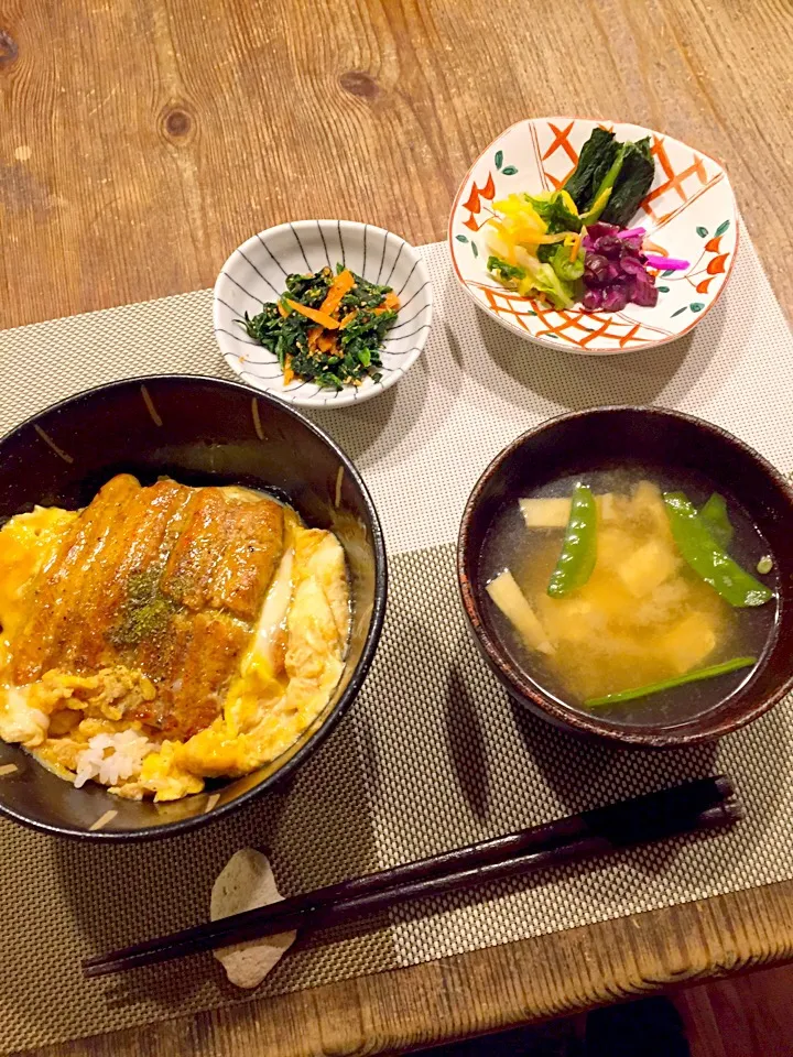 今日は、うなとじ丼💛ほうれん草とにんじんの胡麻和え🌿🥕お漬物、お豆腐、油揚げ、絹さやのお味噌汁💚|まみりんごさん