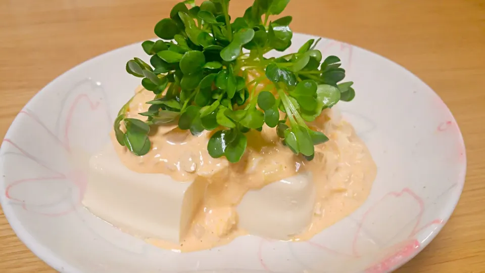 冷奴★自家製タルタルソースに貝割れ大根 #coldtofu #tartarsauce #white radish sprouts|nene_rozieさん