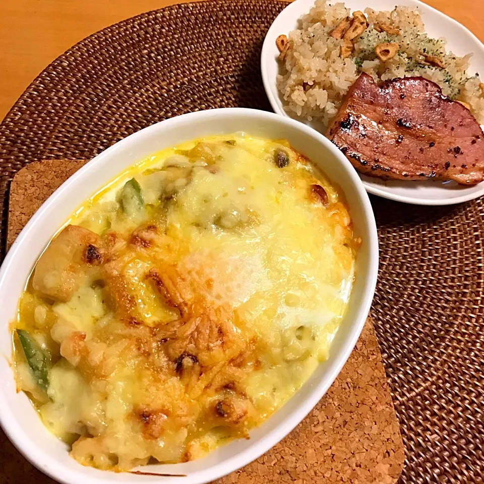 野菜たっぷりチーズグラタン&
ガーリックライスベーコンステーキ添え|chacoさん