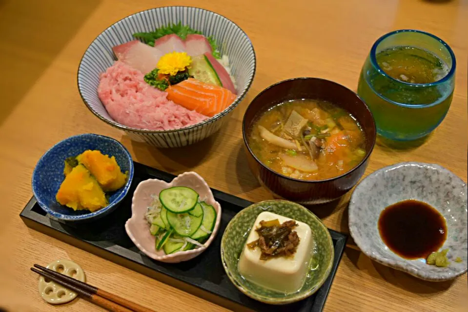 Snapdishの料理写真:海鮮丼定食|ゆっちゃんさん