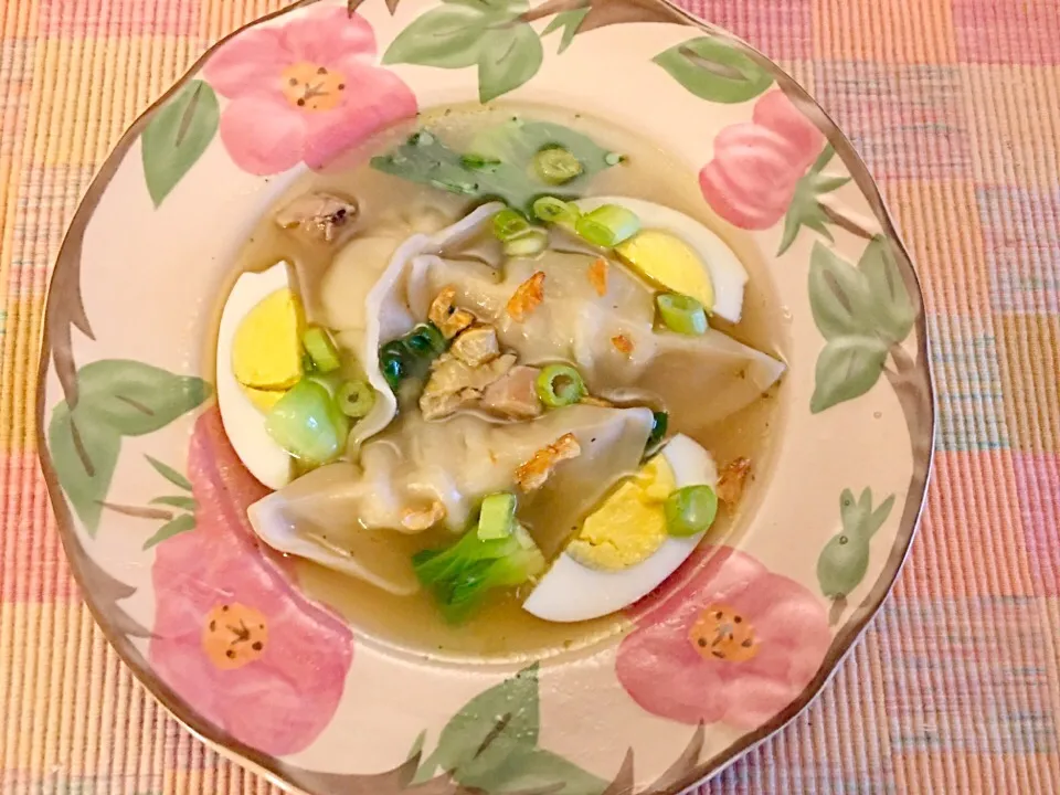 Homemade Chicken wonton soup with bokchoy topped with hardboiled eggs, green onions, & fried garlic❄️🍲#snowyweather #wontonsoup|🌺IAnneさん