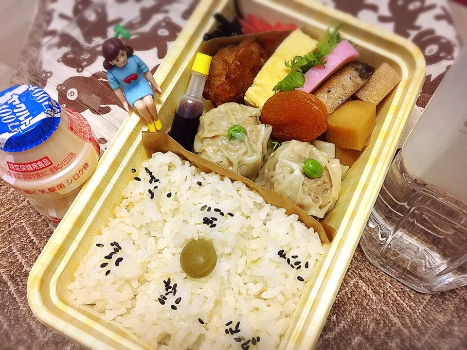 Snapdishの料理写真:🍱崎陽軒風🍱
シウマイ&タケノコの旨煮&カツオの照り焼き&かまぼこ&わさび菜&だし巻き玉子&鶏の唐揚げ&あんず&しそ昆布&紅ショウガのダーリンお弁当♪

#弁当 #フチ子 #崎陽軒#今日は夕方用事があるから洗わなくていいお弁当箱で|桃実さん