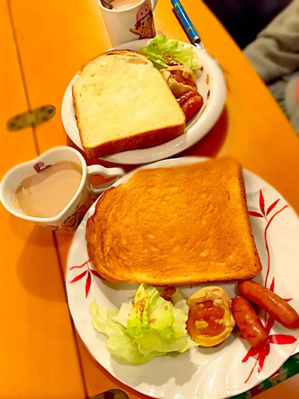 トースト  ホイップバター塗り  焼きウインナー  半熟煮玉子  レタスの金胡麻がけ
ココア  カフェオレ☕|ch＊K*∀o(^^*)♪さん