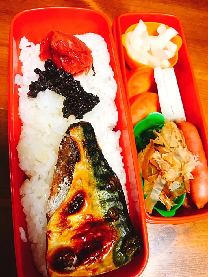 溜まった今日のお弁当2#自家製梅干し #錦松梅#沖縄かまぼこ#あらびきウィンナー #ほうれん草のおひたし #キャベツ入りオムレツ|料理家めーらさん