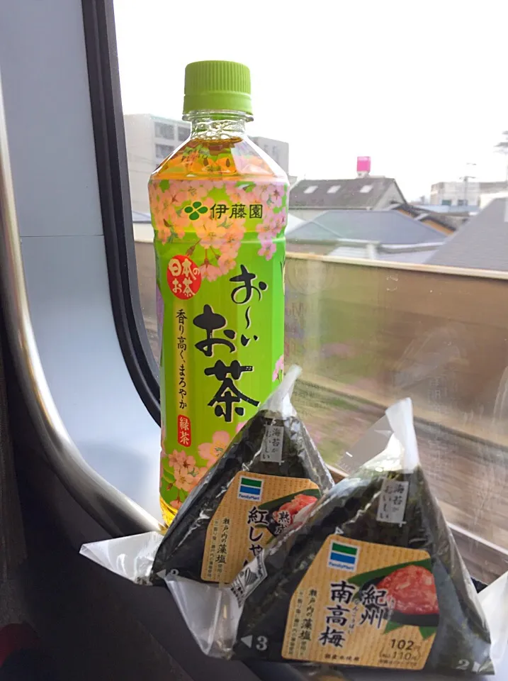 Snapdishの料理写真:けふは、尾張名古屋の治安を撹乱しに行くわけですが…近鉄難波駅構内の握りたておにぎり屋さんが中国人観光客に占拠されていて買えなかった😭|にゃあ（芸名）さん