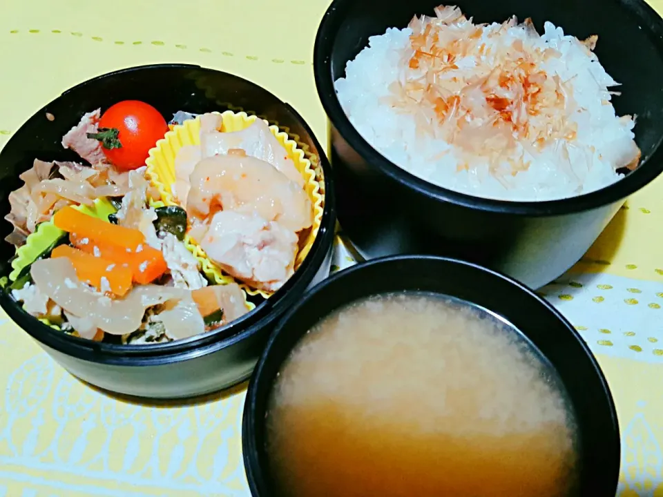 お弁当。鶏チリマヨと野菜色々の卵とじと豚もやしポン酢とお味噌汁。|エリカさん