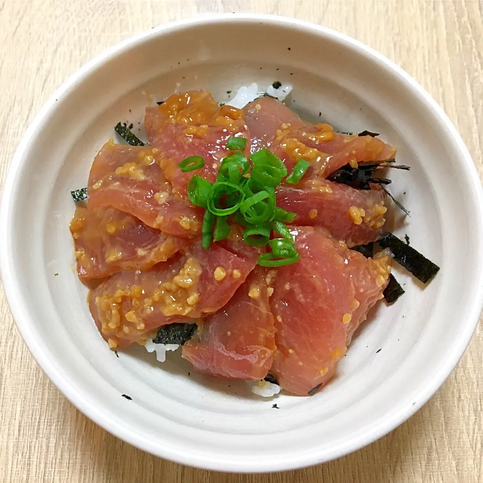 Snapdishの料理写真:ズボラレシピ    しょうゆ糀びんちょうマグロ丼|まっちGさん