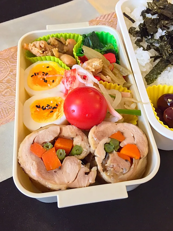 Snapdishの料理写真:鶏肉巻き巻き弁当。ふきの煮付け、もやしの酢物、ホタテ煮付けなど|もなかさん